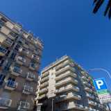 Alle cui spalle scoviamo i primi alti edifici costruiti a met� degli anni 50